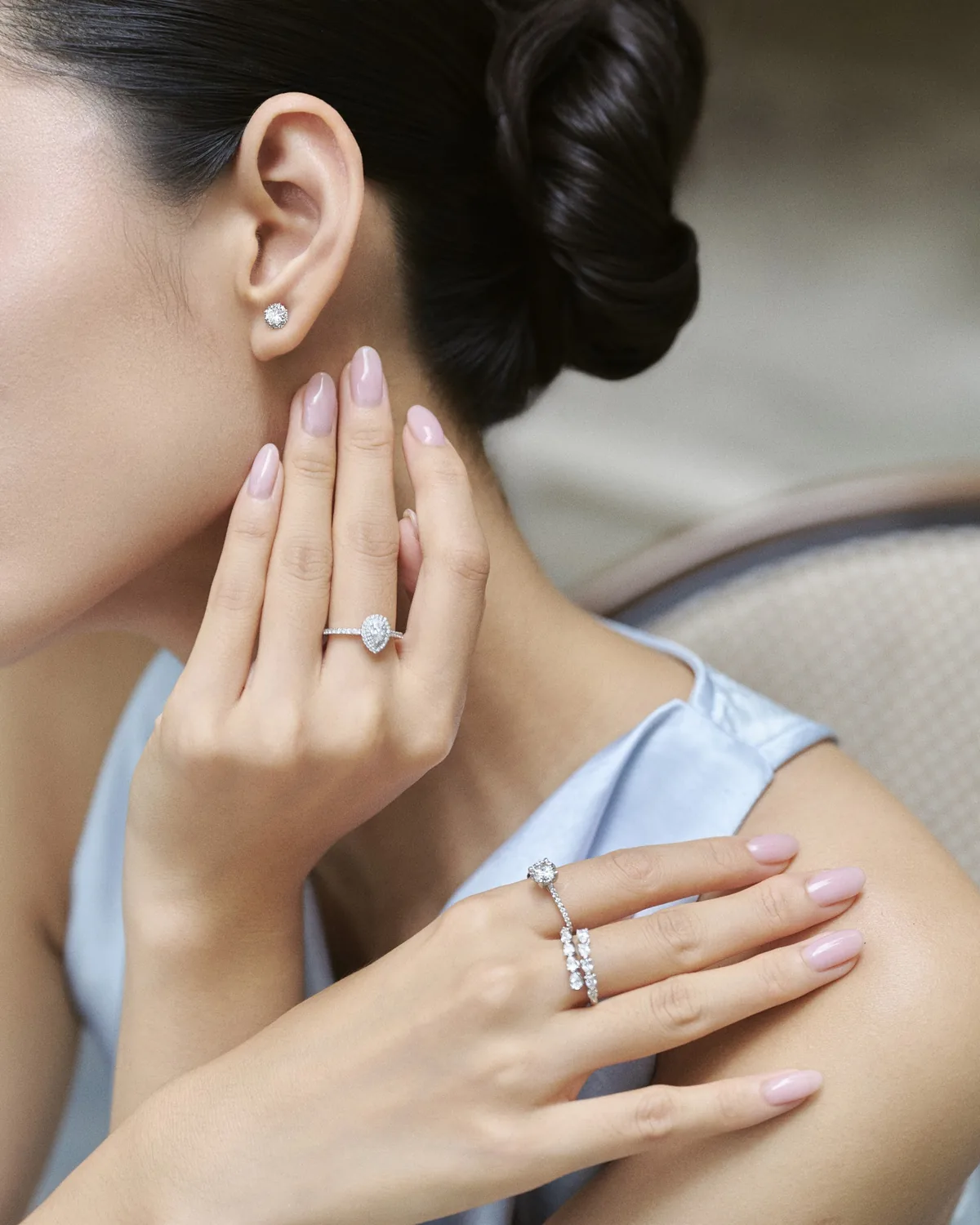 Bàn tay đeo nhẫn kim cương TeeTee&Co.