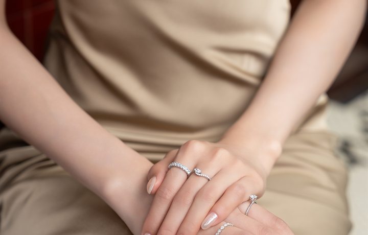 Khuyên tai kim cương: điểm sáng gần khuôn mặt