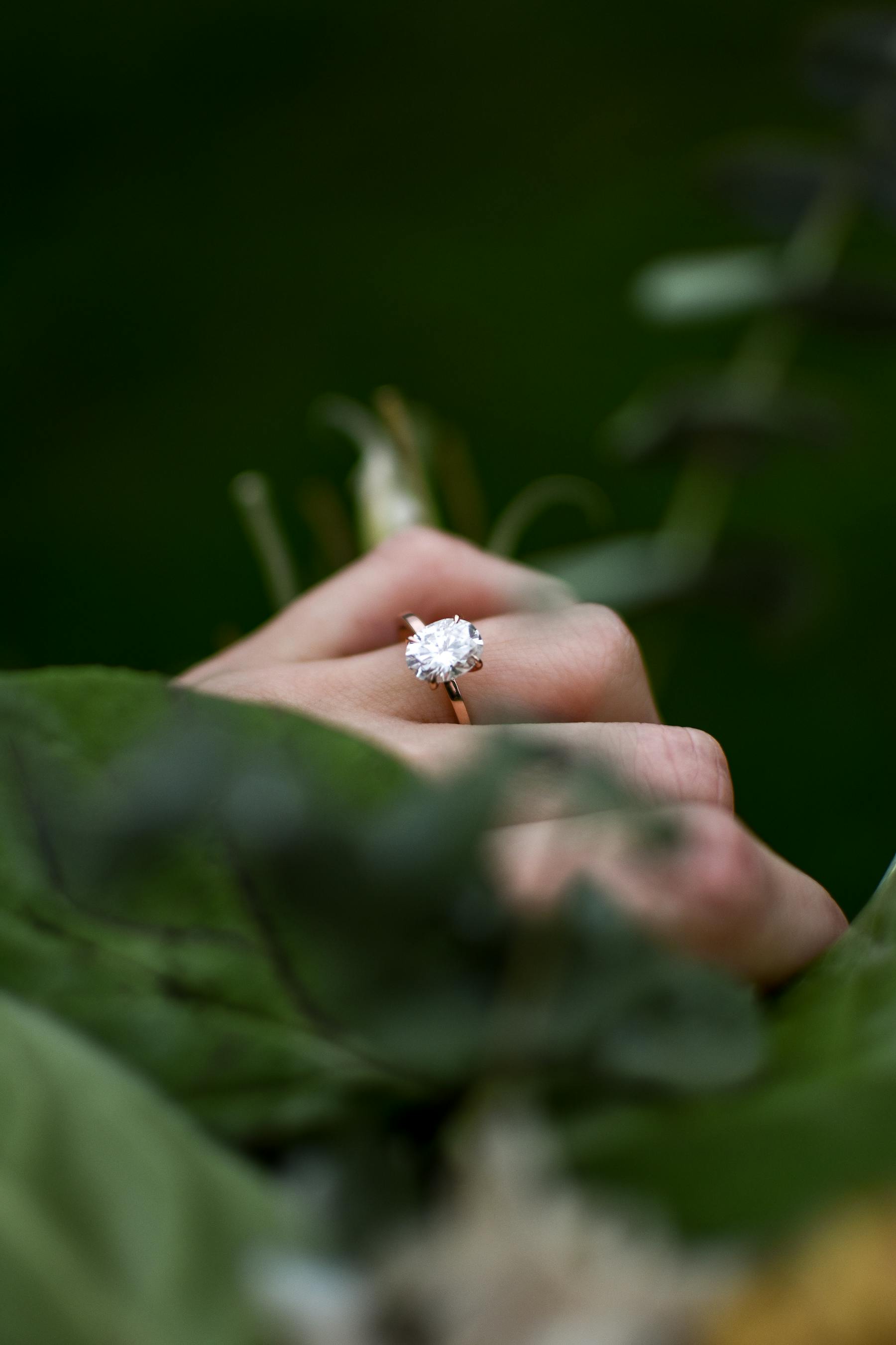 Vàng trắng, silver, rhodium: màu kim loại ảnh hưởng ánh đá thế nào