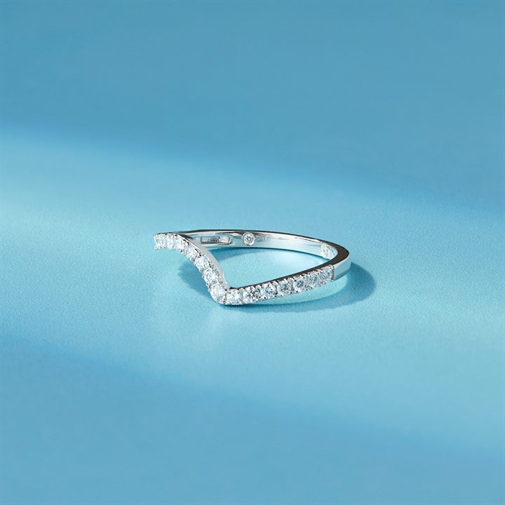 The Effortless Line Ring